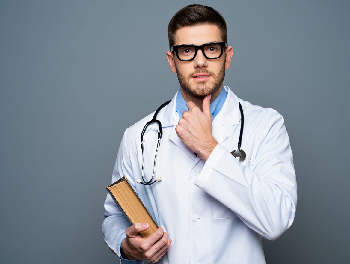Врач в очках с книгой